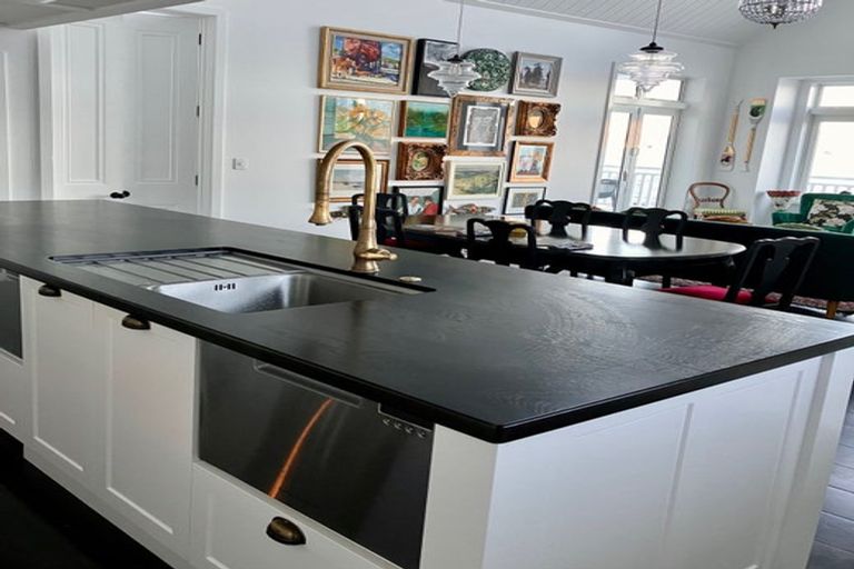 Photo of property in 129 Marine Parade, Seatoun, Wellington, 6022