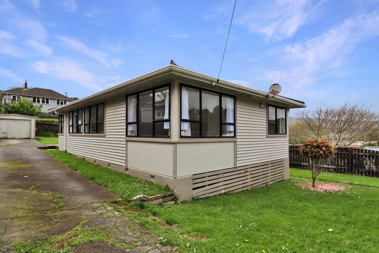 Photo of property in 32 Victory Crescent, Tawa, Wellington, 5028
