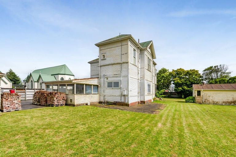 Photo of property in 3 Carrington Street, New Plymouth, 4310