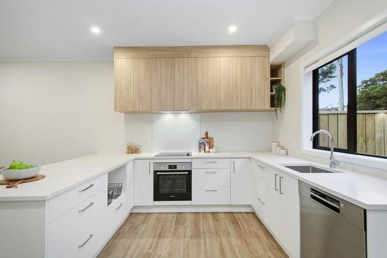 Photo of property in 10/17a Eastglen Road, Glen Eden, Auckland, 0602