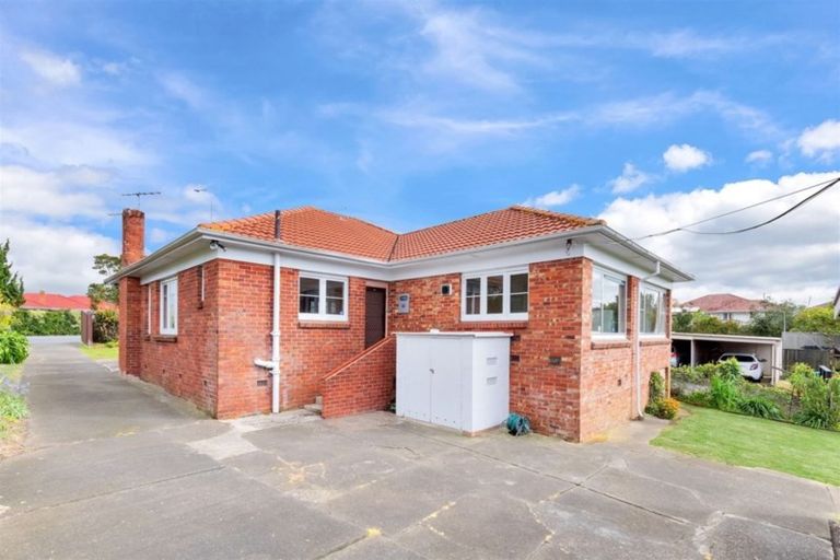 Photo of property in 1614 Great North Road, Waterview, Auckland, 1026