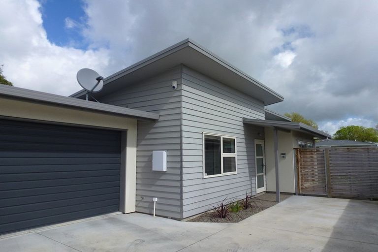 Photo of property in 12 Oxford Street, Hokowhitu, Palmerston North, 4410