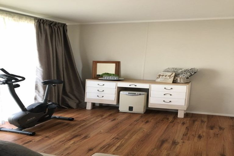 Photo of property in 32 Exeter Place, Unsworth Heights, Auckland, 0632