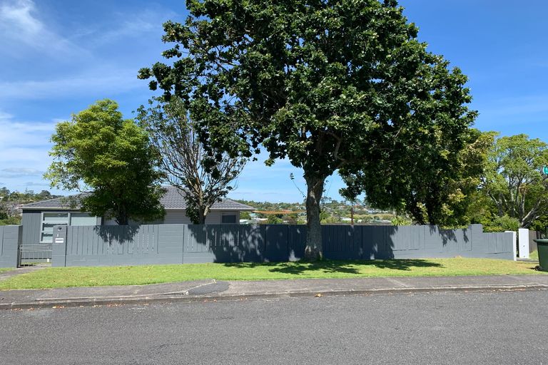 Photo of property in 1 Erica Road, Sunnynook, Auckland, 0620