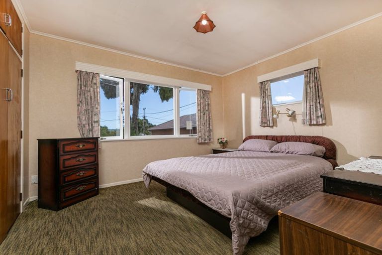 Photo of property in 11 Kingdale Road, Henderson, Auckland, 0610