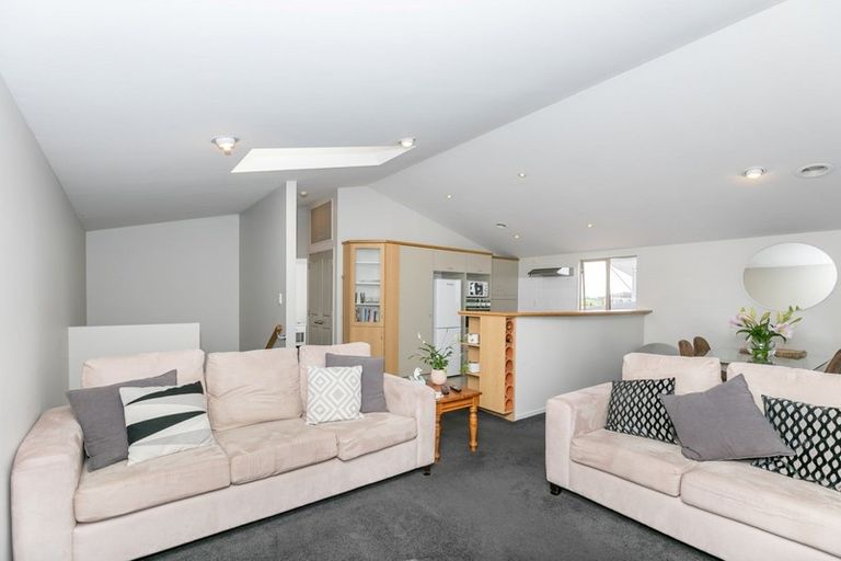 Photo of property in 2/20 Ruakiwi Road, Hamilton Lake, Hamilton, 3204