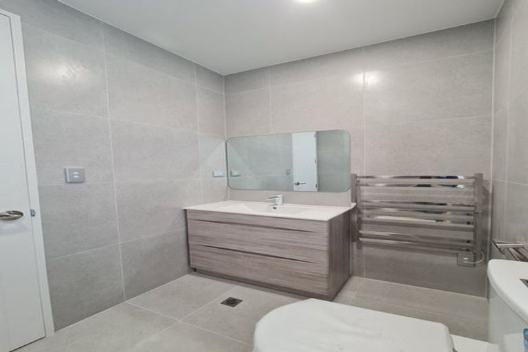 Photo of property in 1/532 Glenfield Road, Glenfield, Auckland, 0629