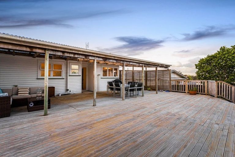 Photo of property in 15 Divich Avenue, Te Atatu South, Auckland, 0610