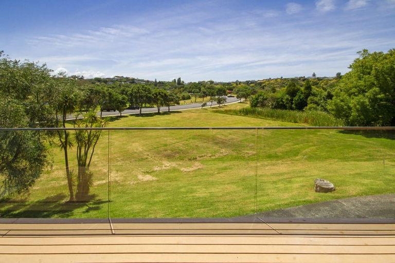 Photo of property in 1/2 Sylvan Avenue, Northcote, Auckland, 0627