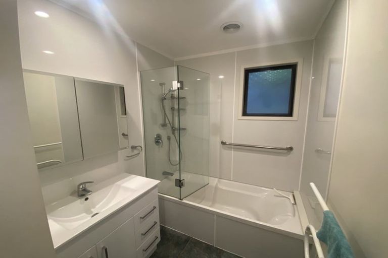 Photo of property in 2/8 Mossop Rise, Glenfield, Auckland, 0629