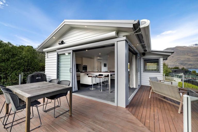 Photo of property in 23 Cedar Drive, Kelvin Heights, Queenstown, 9300