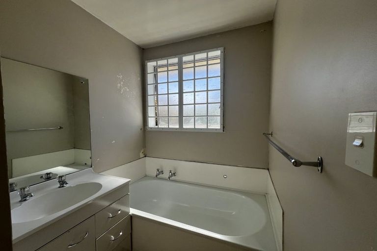 Photo of property in 2/98 Peverel Street, Riccarton, Christchurch, 8041