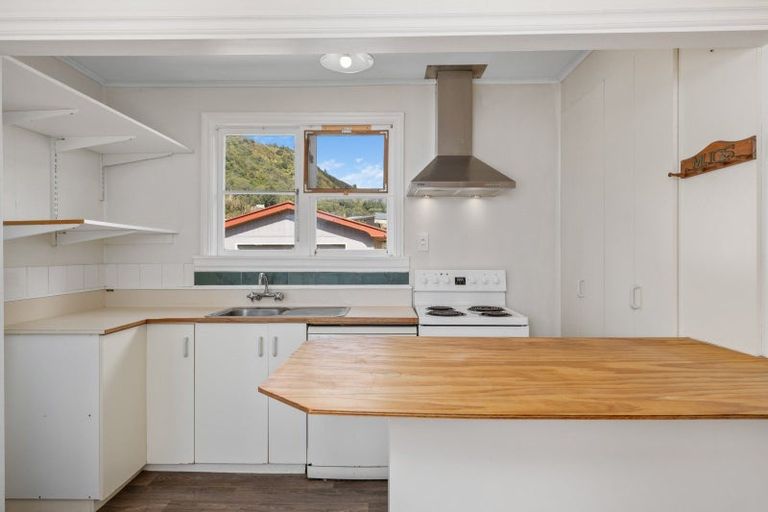 Photo of property in 27 Oxford Street, Picton, 7220