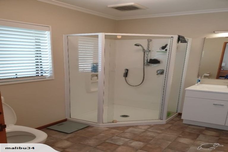 Photo of property in 16 Taupiko Place, Green Bay, Auckland, 0604