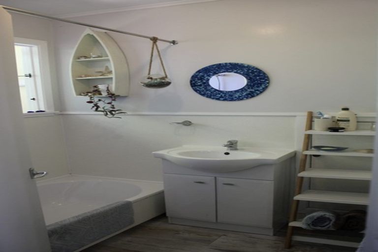 Photo of property in 152 Howard Road, Orere Point, Papakura, 2585