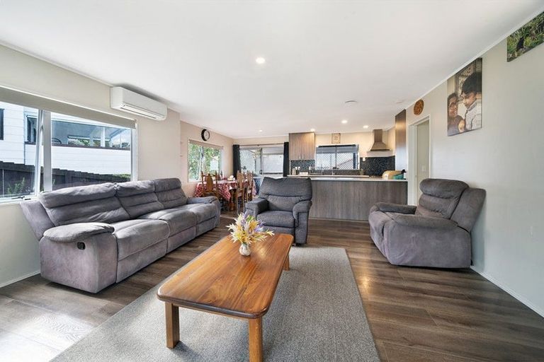 Photo of property in 1 Riesling Place, Henderson, Auckland, 0612