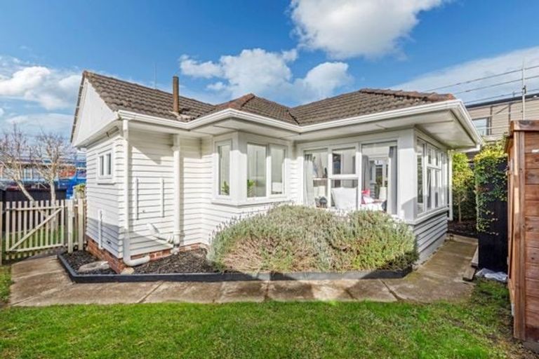 Photo of property in 1/30 Ngataringa Road, Devonport, Auckland, 0624