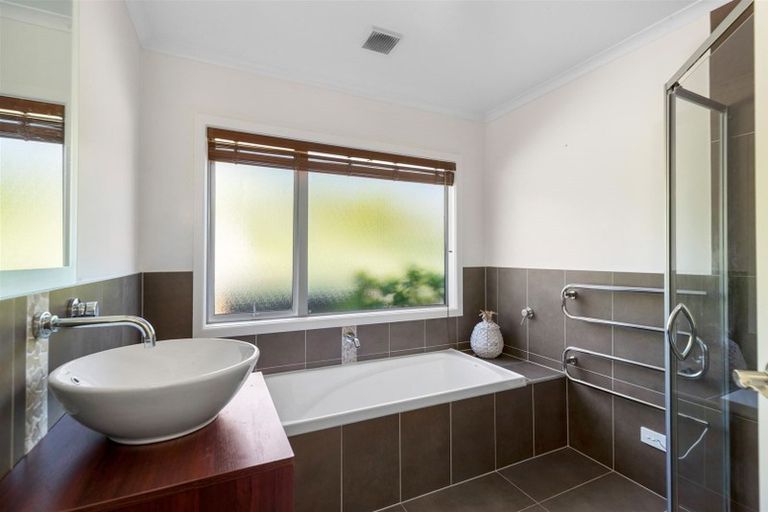 Photo of property in 14 Milward Place, Kelvin Heights, Queenstown, 9300
