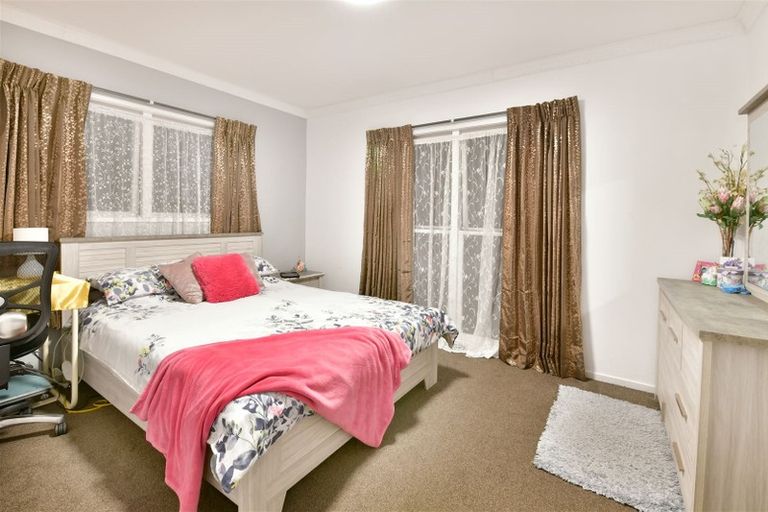 Photo of property in 76 Chivalry Road, Glenfield, Auckland, 0629