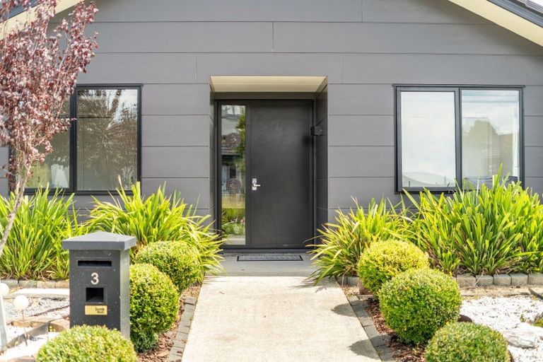 Photo of property in 3 Te Kaeaea Crescent, Wallaceville, Upper Hutt, 5018