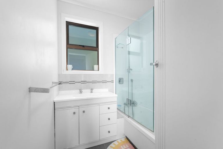 Photo of property in 4 Kahu Road, Paremata, Porirua, 5024