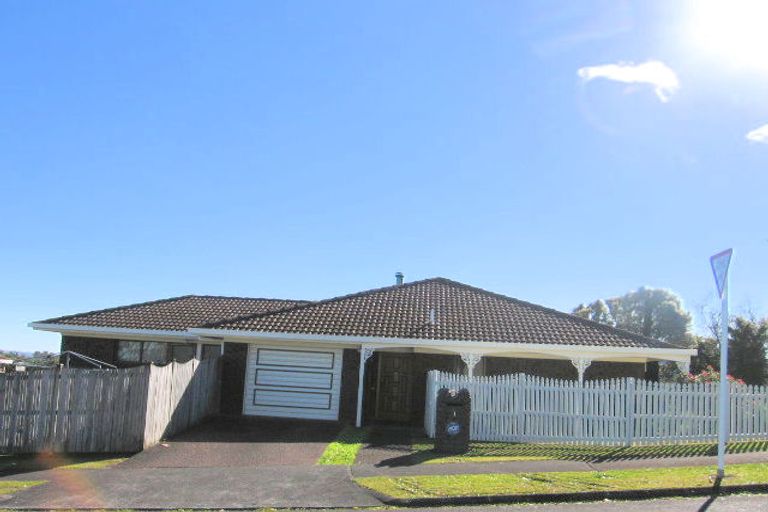 Photo of property in 1 Kingsclere Place, Goodwood Heights, Auckland, 2105