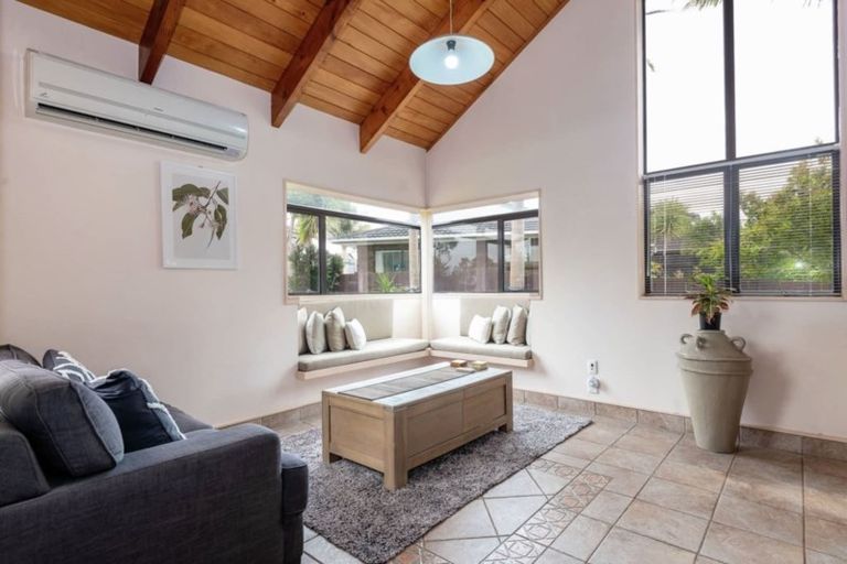 Photo of property in 33 Booralee Avenue, Botany Downs, Auckland, 2010