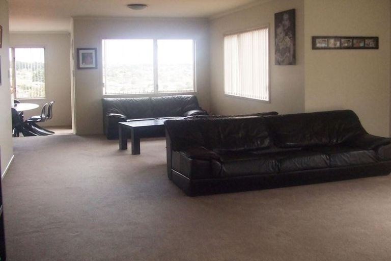 Photo of property in 8b Andover Way, Goodwood Heights, Auckland, 2105
