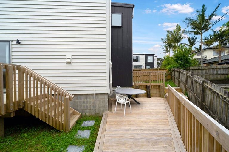 Photo of property in 8/105 Hobsonville Road, West Harbour, Auckland, 0618