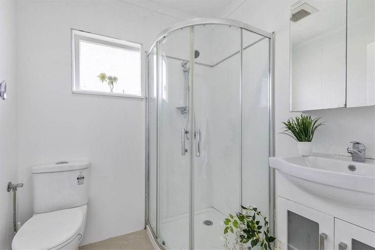 Photo of property in 2/16 Diana Drive, Glenfield, Auckland, 0627