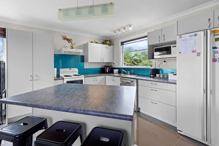 Photo of property in 28 Mazengarb Road, Paraparaumu Beach, Paraparaumu, 5032