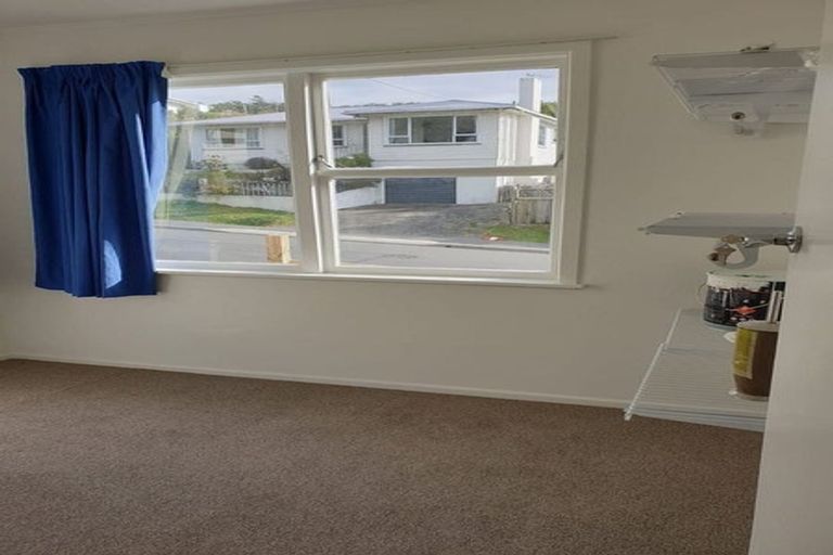 Photo of property in 72 Kenmore Street, Newlands, Wellington, 6037