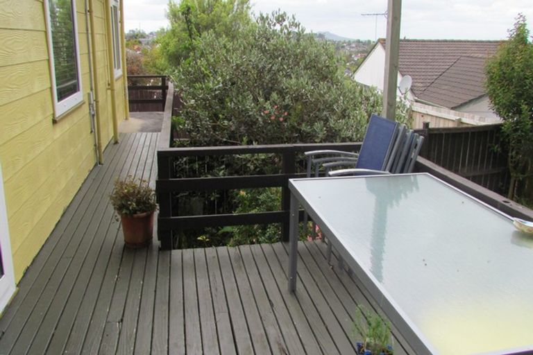 Photo of property in 1/20 Tetrarch Place, Totara Vale, Auckland, 0629