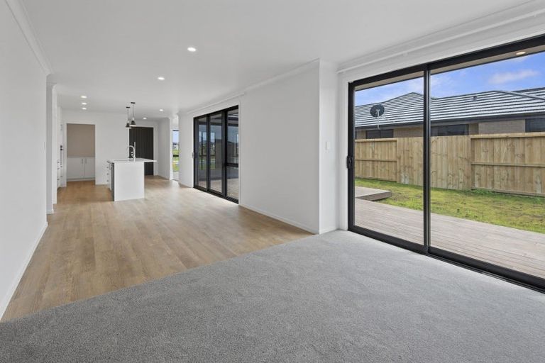 Photo of property in 71 Kaurinui Crescent, One Tree Point, 0118