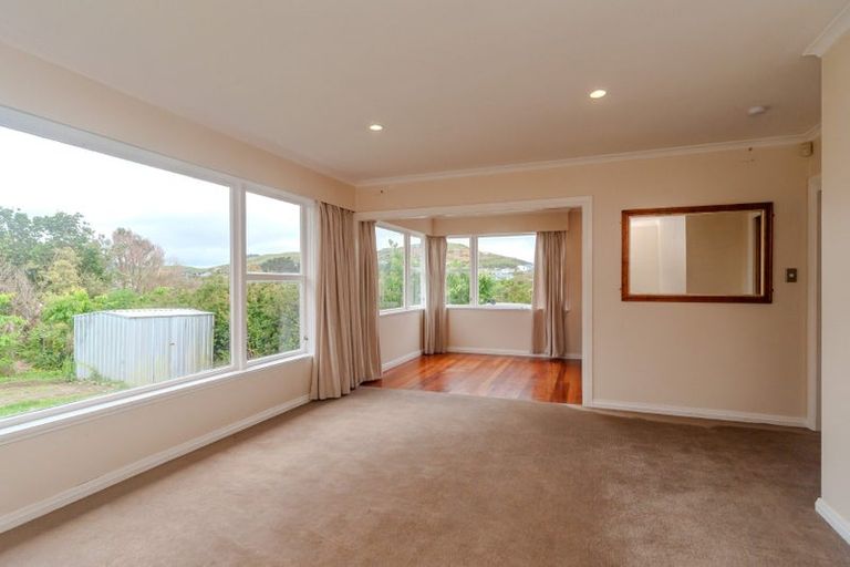 Photo of property in 19 Pinkerton Grove, Newlands, Wellington, 6037