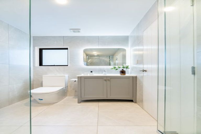 Photo of property in 18a Lydford Place, Glendene, Auckland, 0602