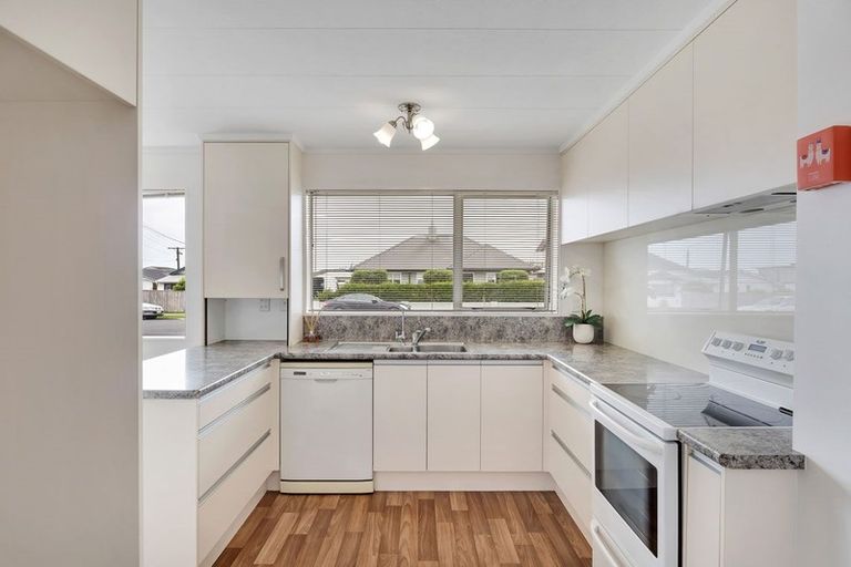 Photo of property in 1/4 French Street, Moturoa, New Plymouth, 4310