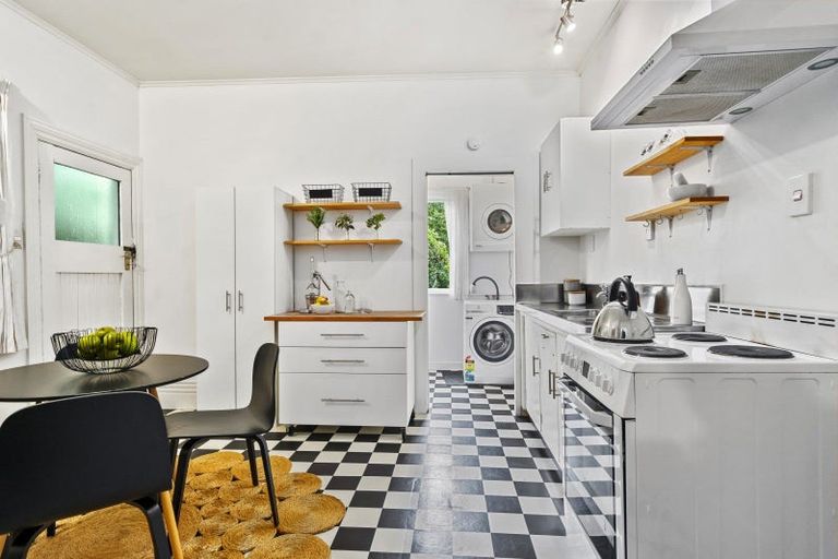 Photo of property in 10 Governor Road, Northland, Wellington, 6012