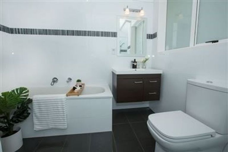 Photo of property in 12a Kingsbridge Place, Newlands, Wellington, 6037