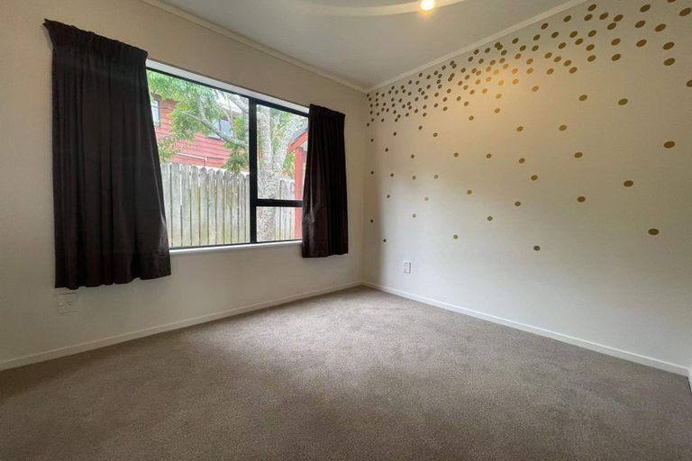 Photo of property in 6 Thalia Place, Totara Vale, Auckland, 0629