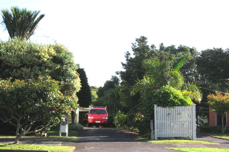 Photo of property in 3 Craigbank Avenue, New Lynn, Auckland, 0600