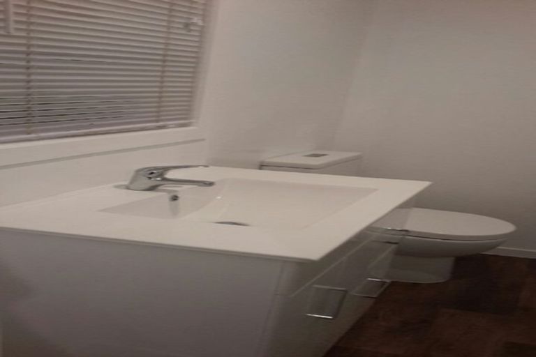 Photo of property in 631 Glenfield Road, Totara Vale, Auckland, 0629