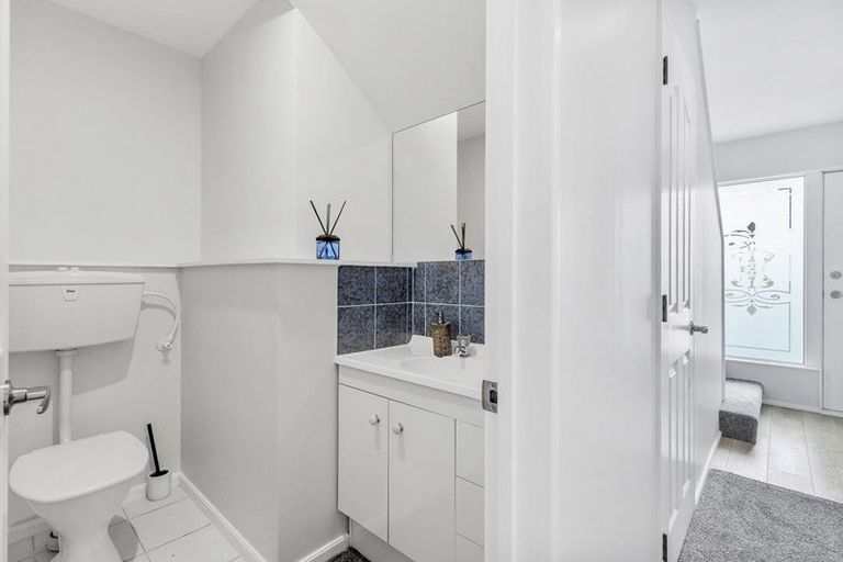 Photo of property in 5 Oystergrove Road, West Harbour, Auckland, 0618