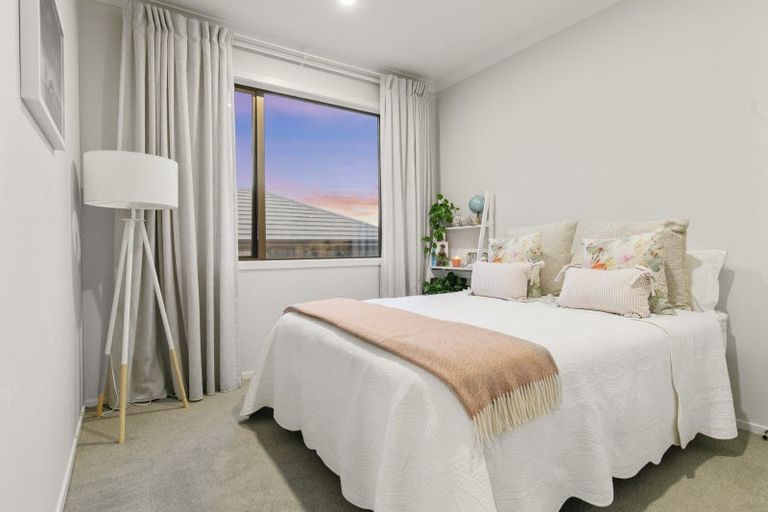 Photo of property in 6 Papa Orchard Drive, Kumeu, 0810