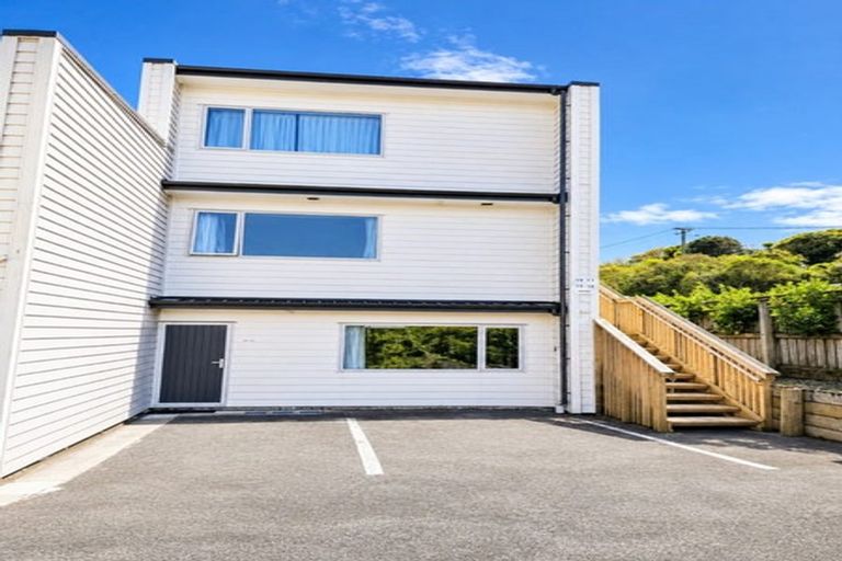 Photo of property in 10/19 Collins Avenue, Tawa, Wellington, 5028