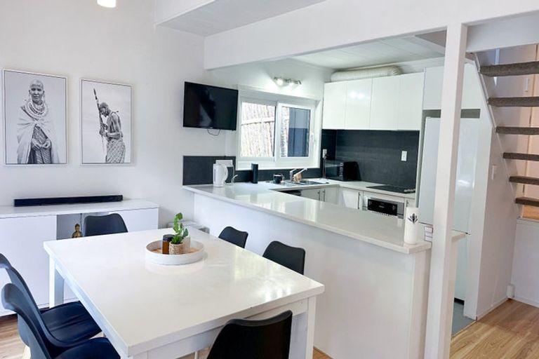 Photo of property in 4 Hiwihau Place, Glenfield, Auckland, 0629
