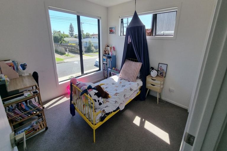 Photo of property in 4/12 Tawa Road, Te Atatu Peninsula, Auckland, 0610