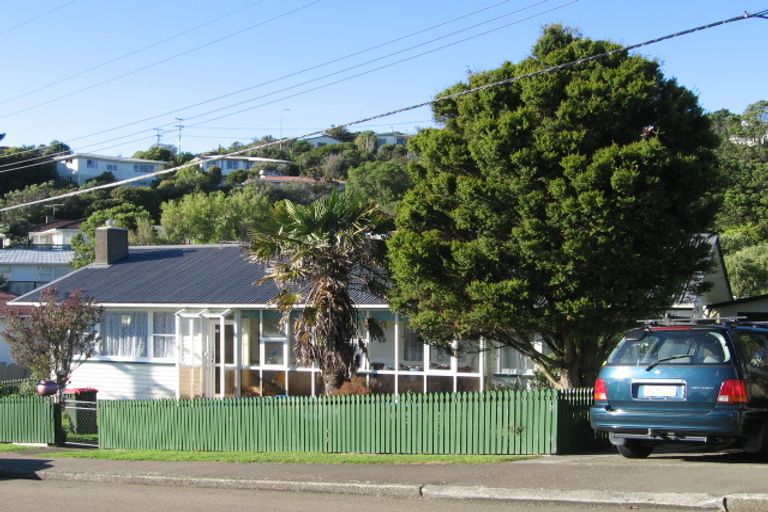 Photo of property in 6 Warren Street, Paparangi, Wellington, 6037