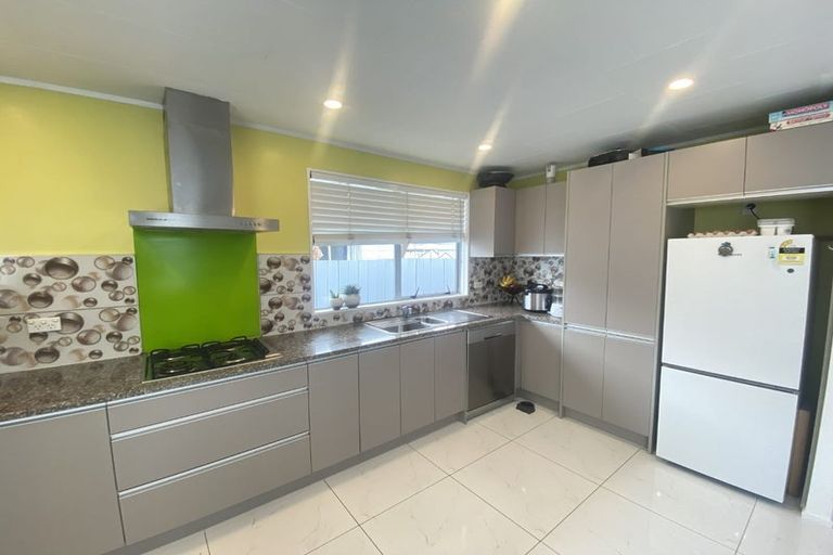 Photo of property in 2/18 Kennington Drive, Clendon Park, Auckland, 2103