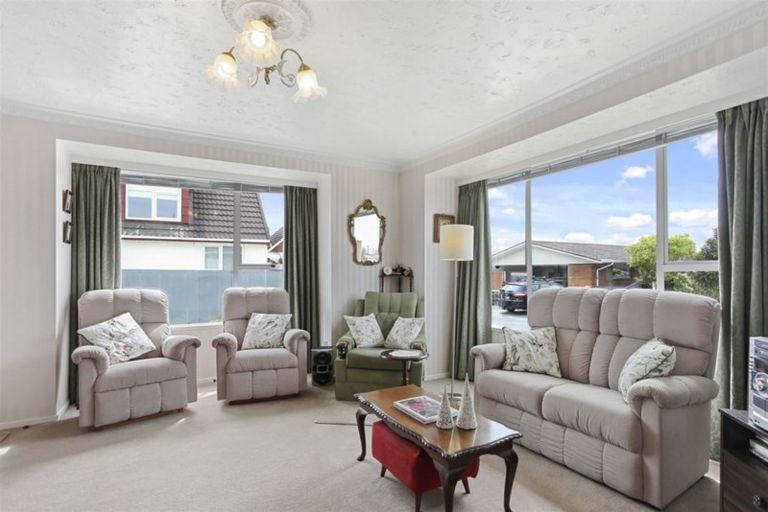 Photo of property in 1/17b Prestons Road, Redwood, Christchurch, 8051